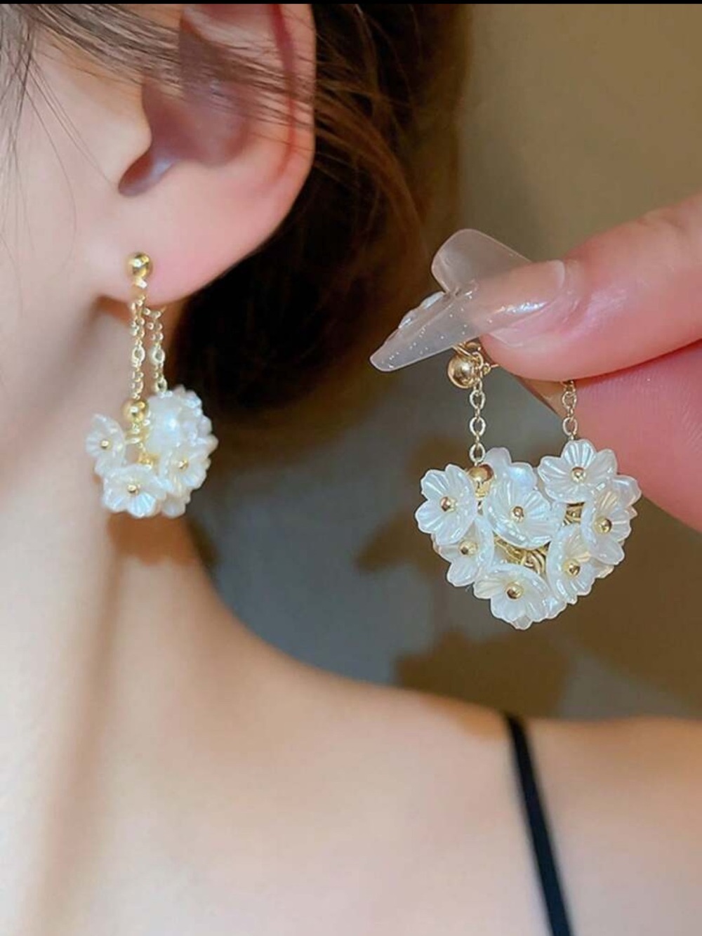🕊️ White Floral Earrings 🕊️